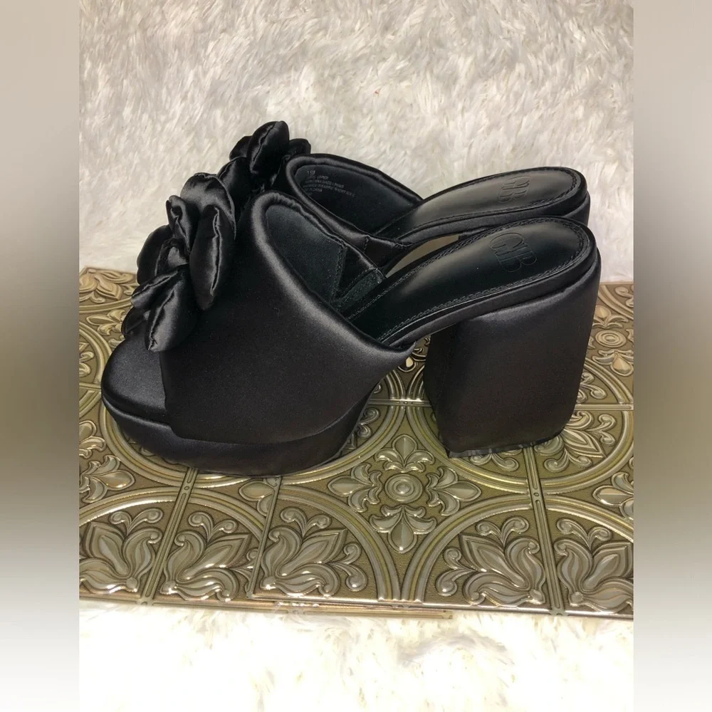 Gianni Bini Black Satin Floral Platform Shoes size 7.5 NWOT